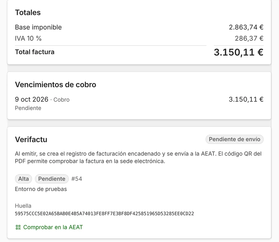 Factura de una obra en ModernERP con sus totales y el apartado Verifactu, que muestra el estado del envío a Hacienda y el enlace para comprobarla en la Agencia Tributaria.