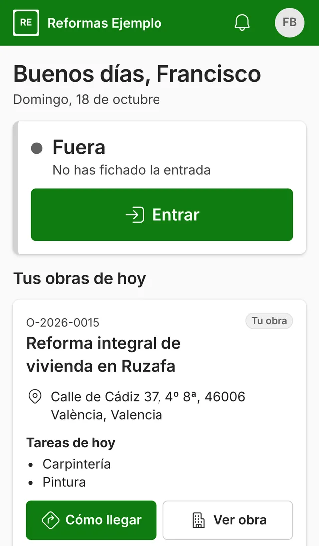 Pantalla de inicio de la app de ModernERP en el móvil de un trabajador, con el botón grande para fichar la entrada y la obra que tiene ese día.