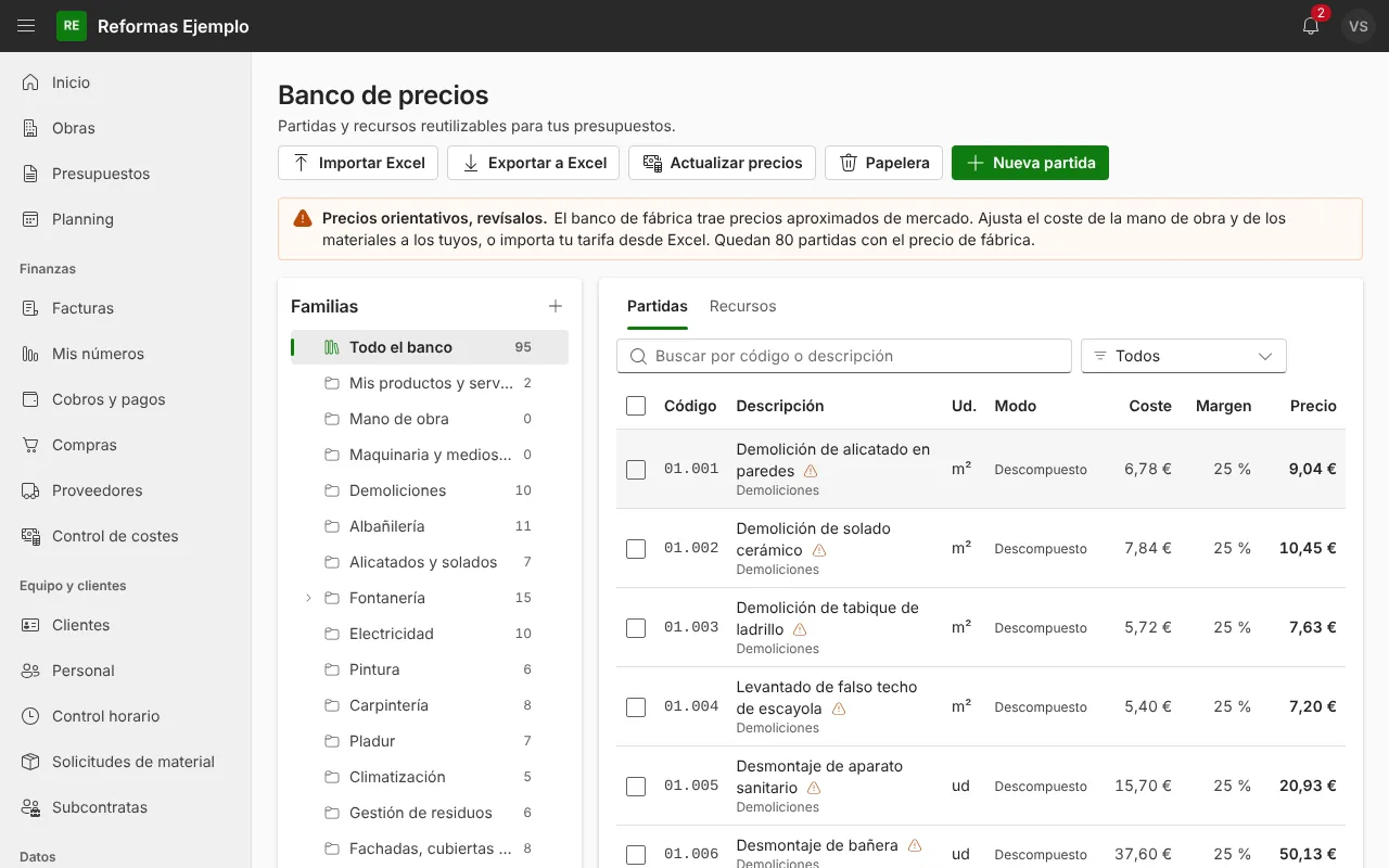 Banco de precios en ModernERP: familias (Demoliciones, Albañilería, Fontanería, Electricidad…) y partidas con su código, unidad, coste, margen y precio.
