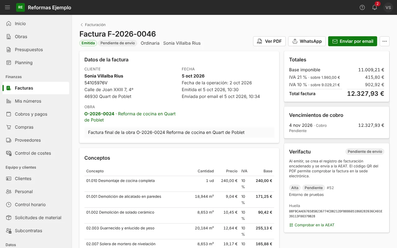 Factura F-2026-0046 en el ordenador: datos del cliente, la obra de la que sale, los conceptos, los totales, el vencimiento del cobro y el recuadro de Verifactu con el enlace para comprobarla en la AEAT.