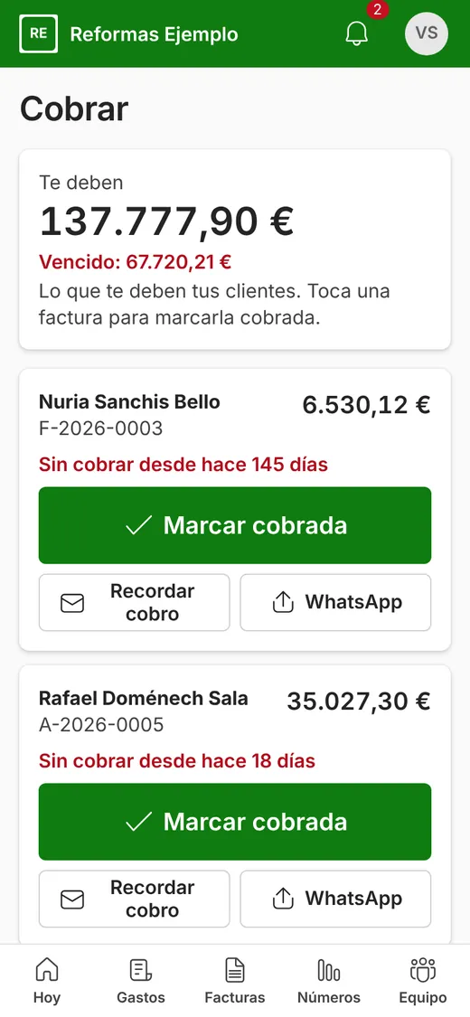 Cobrar desde el móvil: lo que te deben, cada factura con los días que lleva sin cobrar y los botones «Marcar cobrada», «Recordar cobro» y «WhatsApp».