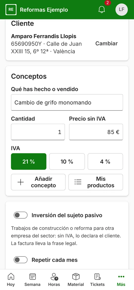 Hacer factura desde el móvil: el cliente elegido y el concepto «Cambio de grifo monomando» con su cantidad, su precio y el tipo de impuesto.