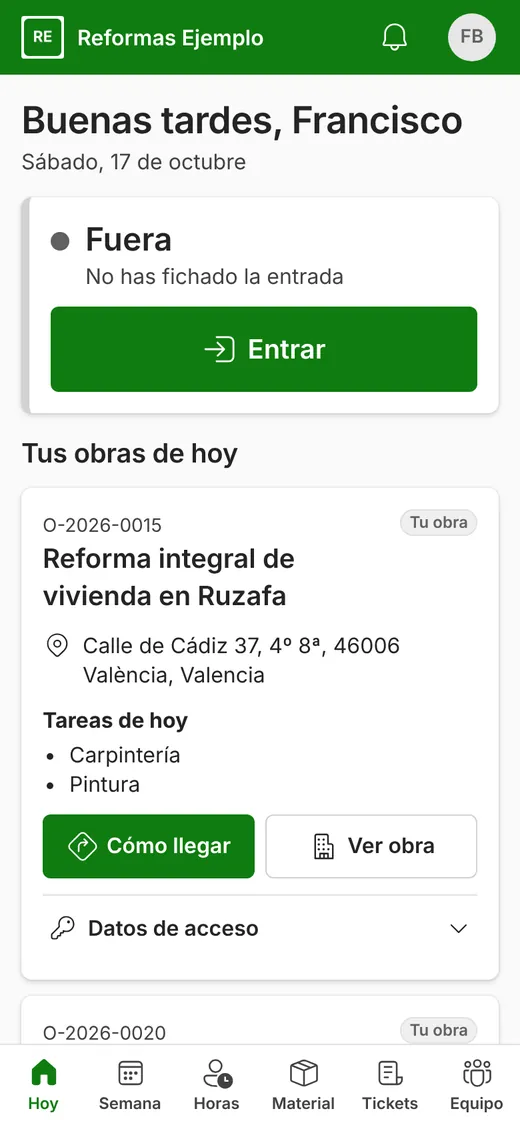 Pantalla Hoy de la app del encargado: estado «Fuera», el botón grande «Entrar» y su obra de hoy con la dirección, las tareas y el botón «Cómo llegar».