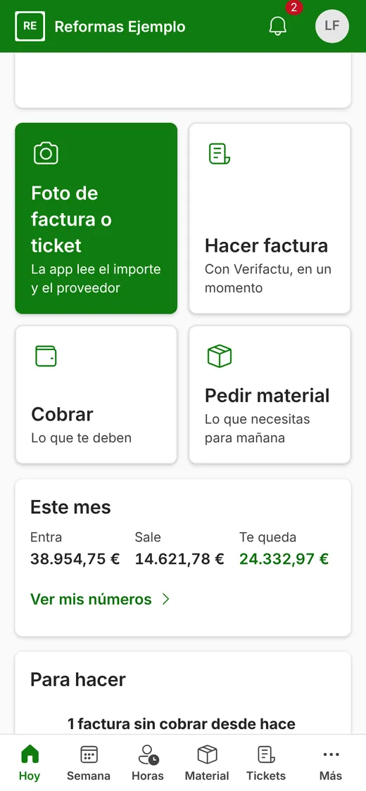 La app en el móvil: botones grandes «Foto de factura o ticket», «Hacer factura», «Cobrar» y «Pedir material», y el resumen del mes.