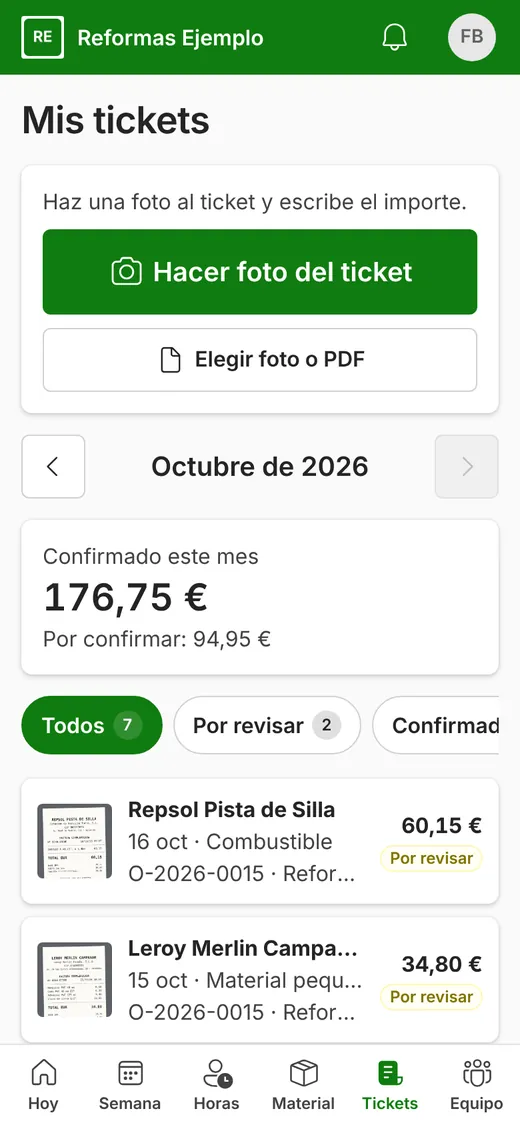 Mis tickets en el móvil del encargado: botón «Hacer foto del ticket» y la lista de tickets del mes con el comercio, la obra y el importe.