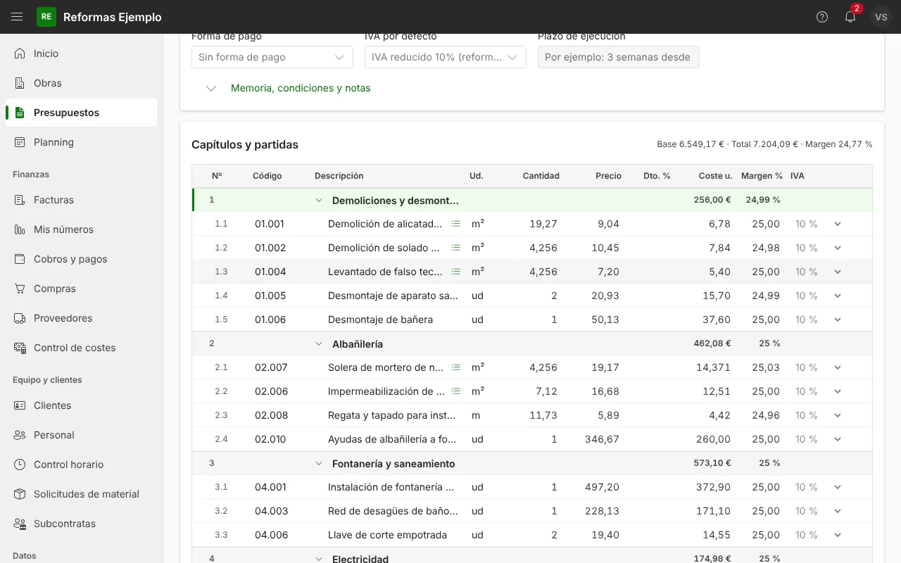 Pantalla de un presupuesto en ModernERP, en el ordenador: «Reforma de baño», con los capítulos Demoliciones y desmontajes, Albañilería y Fontanería, y cada partida con su cantidad, precio y margen.
